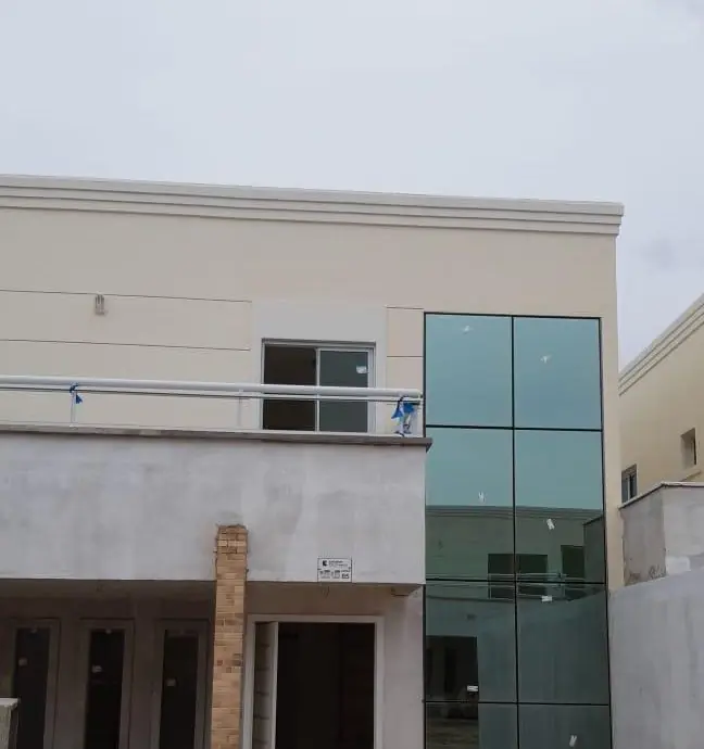 fachada residencial com esquadria de vidro em alum&iacute;nio