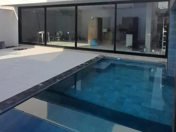 fechamento de varanda em vidro junto &agrave; piscina