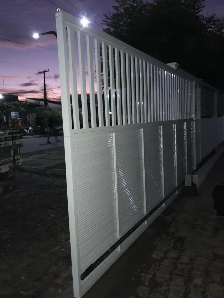 port&atilde;o de alum&iacute;nio automatizado em resid&ecirc;ncia